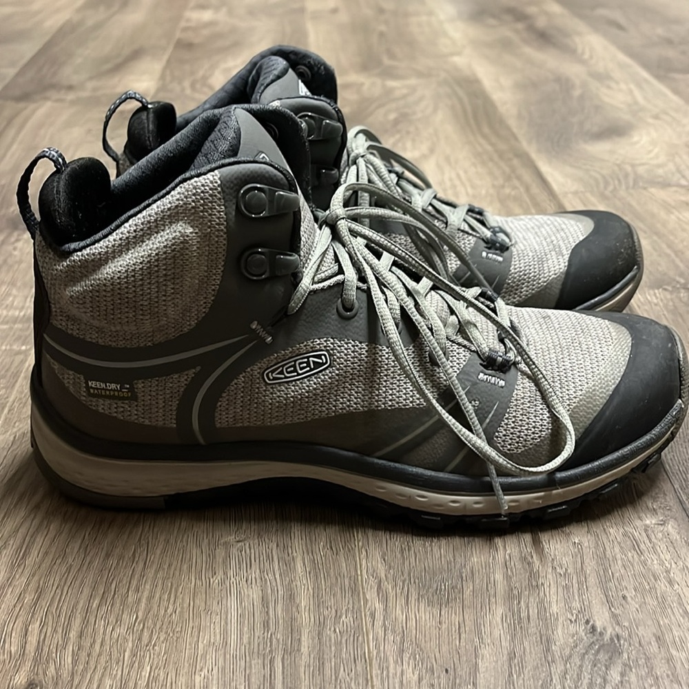 Women’s Keen hiking shoes size 7